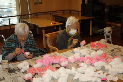 桜の花の壁飾り作成の様子その１