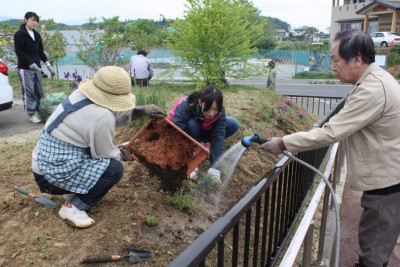 花植えの様子その１