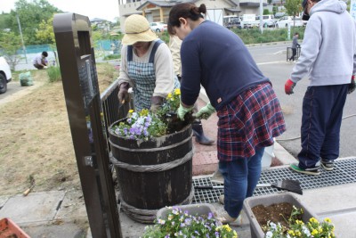 花植えの様子その２