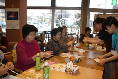 家族介護教室コースター作りの様子